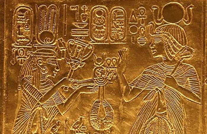 Giống như các thành viên hoàng tộc, Tutankhamun có cuộc hôn nhân cận huyết với em gái Ankhesenamun. Hôn lễ của hai người được tổ chức ngay sau khi Tutankhamun lên ngai báu trở thành pharaoh Ai Cập của vương triều thứ 18 thời Tân Vương Quốc.