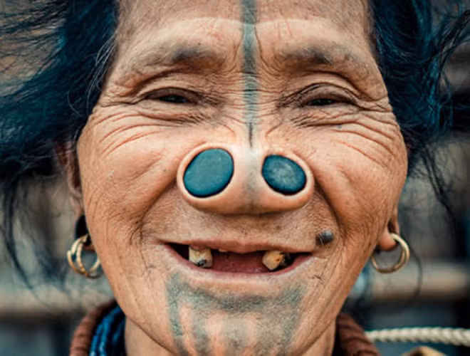 Nếu có cơ hội tới thăm bộ lạc Apatani tại Ấn Độ, chắc chắn du khách sẽ phải “trợn tròn mắt” khi chứng kiến chiếc mũi kì lạ của những người phụ nữ nơi đây. Thay vì đeo các món đồ trang sức, họ lại thực hiện kiểu làm đẹp là đi đục lỗ để nhét đồng xu vào 2 bên mũi