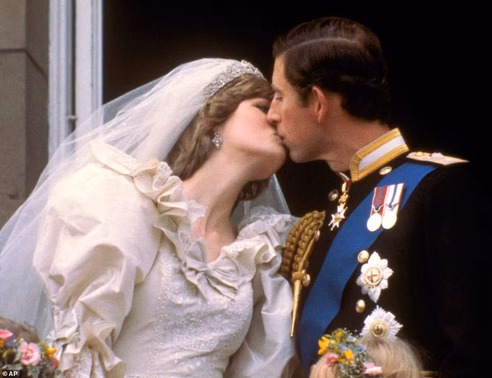 Bức ảnh kinh điển Hoàng tử Charles hôn Công nương Diana tại ban công cung điện Buckingham trong ngày cưới 29/7/1981.