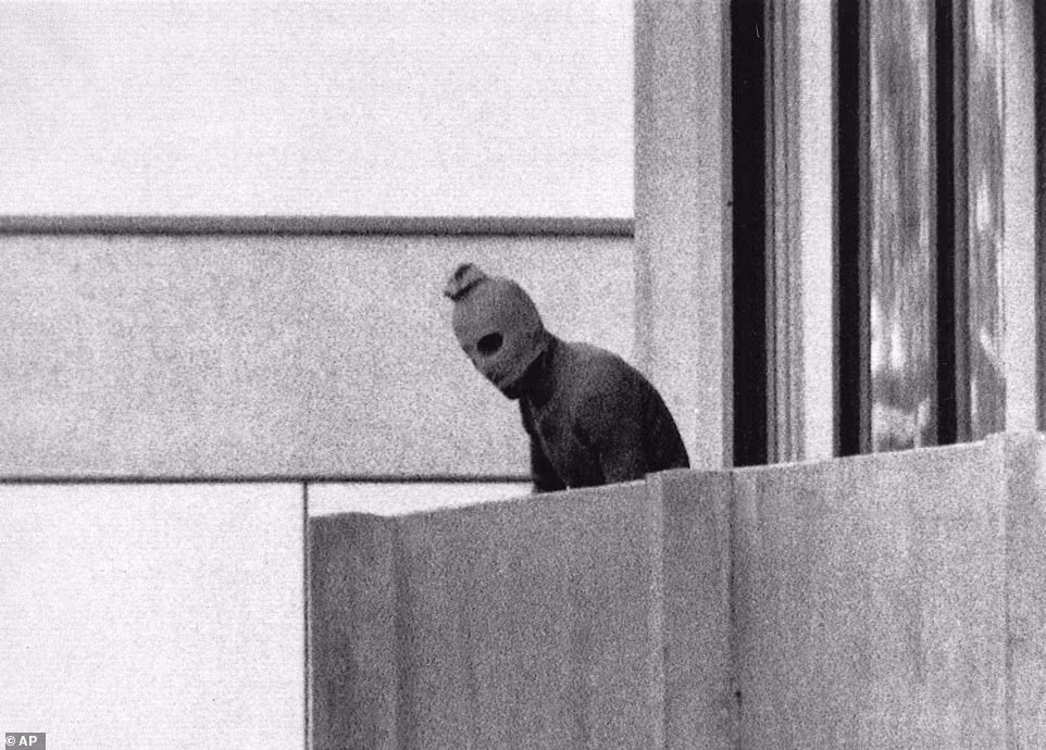 Ảnh chụp một kẻ khủng bố cố thủ trong căn nhà ở làng Olympic tại Munich, Đức ngày 5/9/1972. Y cùng 7 kẻ khác thuộc tổ chức khủng bố Palestine Tháng 9 đen lẻn vào nơi đoàn Israel ở rồi giết 2 người đàn ông và bắt 9 người làm con tin, gồm các huấn luyện viên, trọng tài, vận động viên đấu vật và vận động viên cử tạ.
