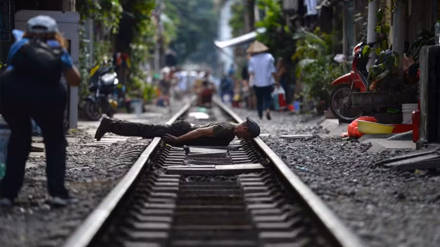 Theo đó, hàng ngàn bức ảnh của du khách tạo dáng chụp ảnh tại đường ray tàu hỏa được đăng tải trên các trang mạng xã hội khiến nhiều người thích thú và quan tâm. Vì vậy, lượng khách đổ về đây ngày càng đông.