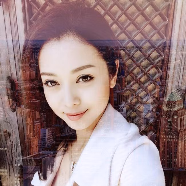 Sau cuộc hôn nhân tan vỡ với ca sĩ Quang Dũng, Jennifer Phạm bước chân vào showbiz Việt với vai trò Mc, diễn viên.