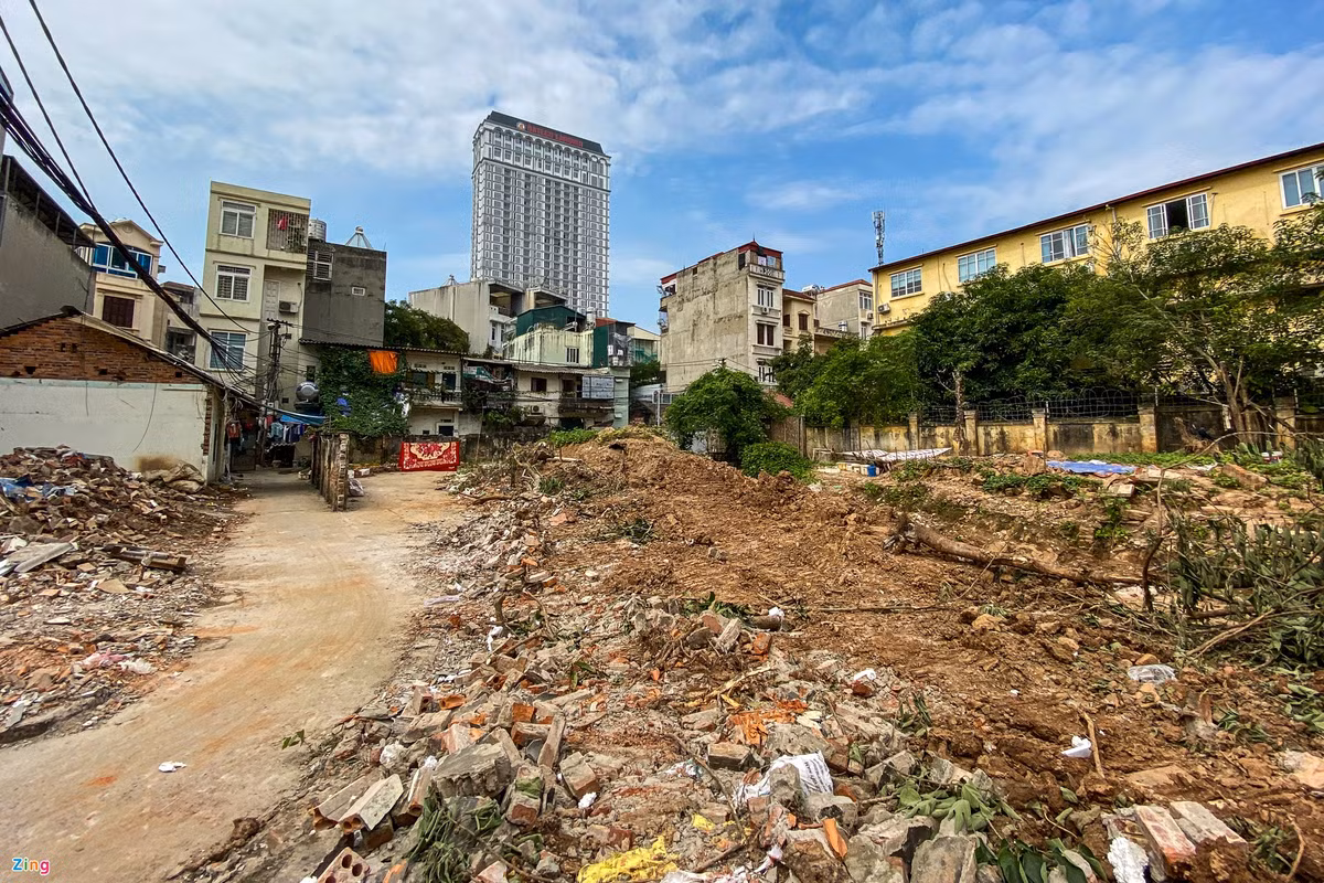 Sau 20 năm quy hoạch nằm trên giấy, đến nay, đoạn đầu của dự án được triển khai. Máy xúc, xe ủi được huy động để san lấp mặt bằng phục vụ thi công.