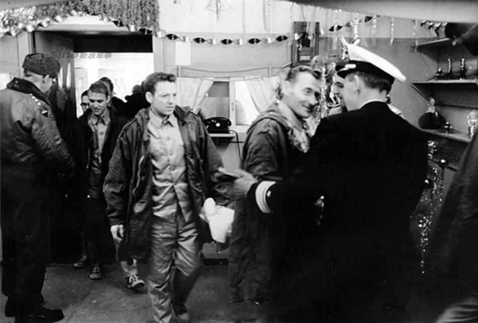 Ngày 23/12/1968, một chiếc xe buýt đã chở các thủy thủ đến khu phi quân sự DMZ và yêu cầu từng người một đi bộ qua phía Hàn Quốc. Trong ảnh, các thủy thủ tàu USS Pueblo (AGER-2) sau khi được trả tự do. Nguồn ảnh: Sina
