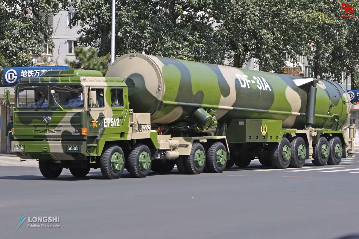 Trong ảnh là xe phóng tự hành tên lửa đạn đạo DF-31A hay gọi đầy đủ là Đông Phong 31A, rõ ràng tên lửa Triều Tiên có nét giống với DF-31A, ít nhất là xe phóng tự hành cùng ống phóng và cách bố trí bệ phóng. Nguồn ảnh: Sinodefence