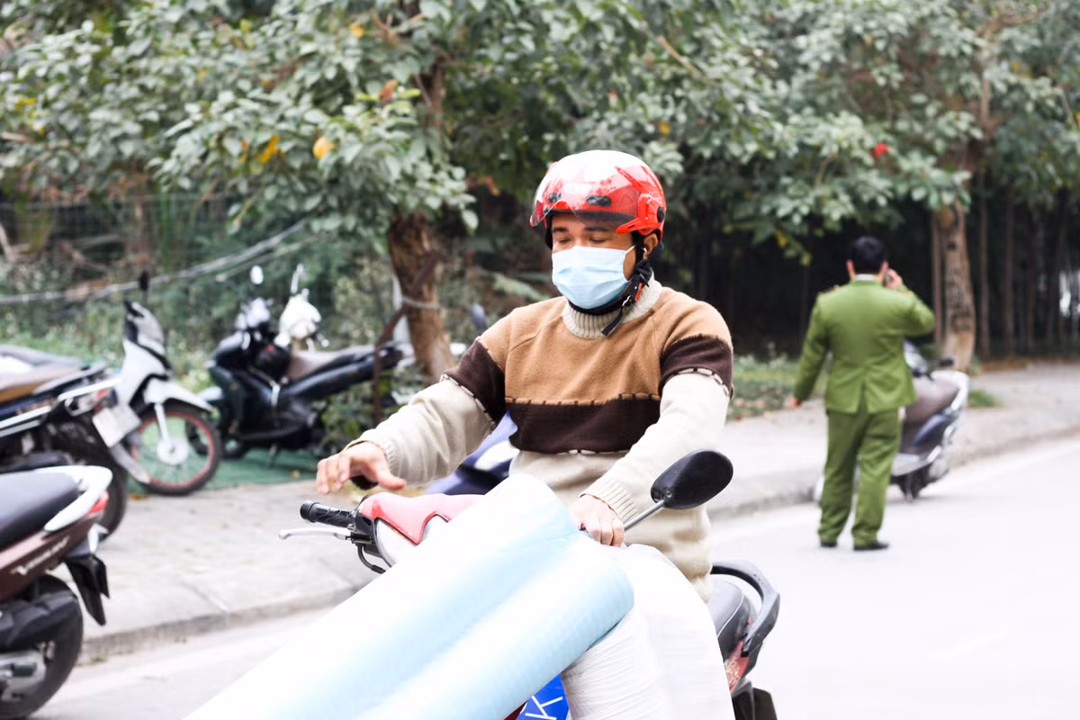 Để đảm bảo công tác cách ly an toàn, giáo viên và học sinh yên tâm thực hiện công tác phòng chống dịch theo quy định, quận, phường, trường và các đơn vị liên quan họp khẩn đưa nhiều biện pháp.