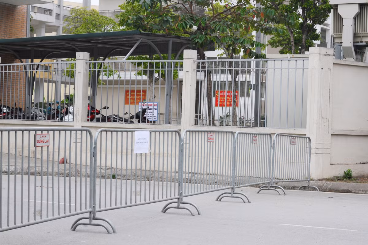 Cháu K. hiện là học sinh lớp 3, Trường tiểu học Xuân Phương, Nam Từ Liêm, Hà Nội. Hiện tại, toàn bộ học sinh trong lớp và cô giáo chủ nhiệm được xác định là F1 và đã được đưa đi cách ly tập trung.