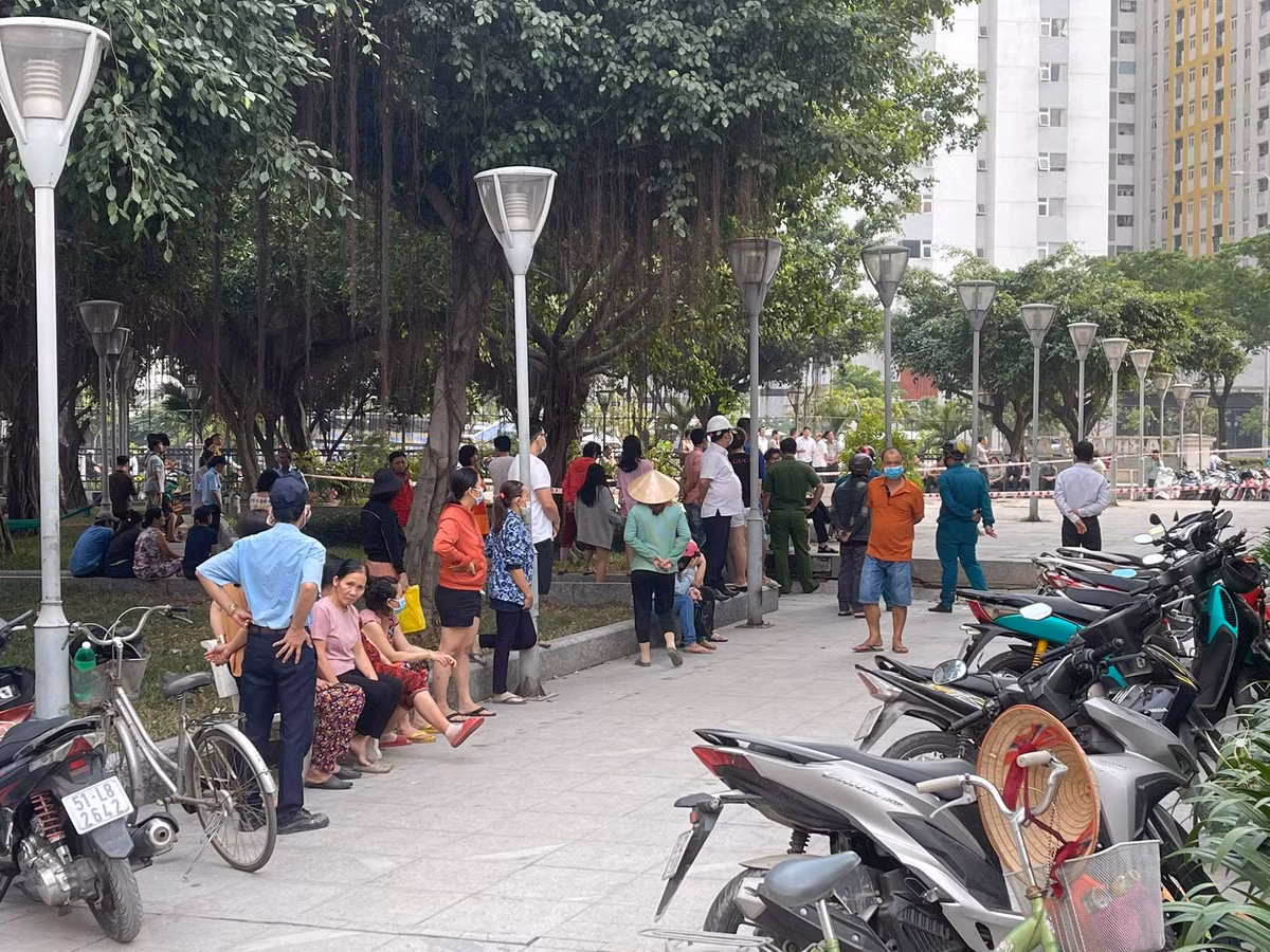 Qua xác minh ban đầu, nạn nhân là ông Đỗ Huy D., sống tại tầng 12 chung cư trên. Theo một số cư dân sống tại đây cho biết, ông D. là người hiền lành, sống hòa đồng thân thiện với mọi người. Được biết, trước khi làm Chi cục Trưởng Chi cục THADS quận Bình Tân, ông D. giữ chức vụ Chi Cục Trưởng Chi cục THADS huyện Bình Chánh.