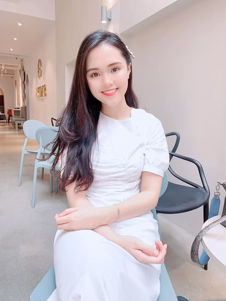 Cô hiện sở hữu chuỗi cửa hàng thời trang và mỹ phẩm cao cấp. Mới đây, hot girl này tiếp tục khai trương thêm cửa hàng mới ở Hà Nội. Trong ngày khai trương, có sự tham gia của rất nhiều cầu thủ đến từ CLB Hà Nội.