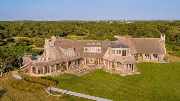 Biệt thự rộng 7.000 m2 được rao bán với giá 14,85 triệu USD gồm một khu nhà chính có 7 phòng ngủ, 9 phòng tắm.