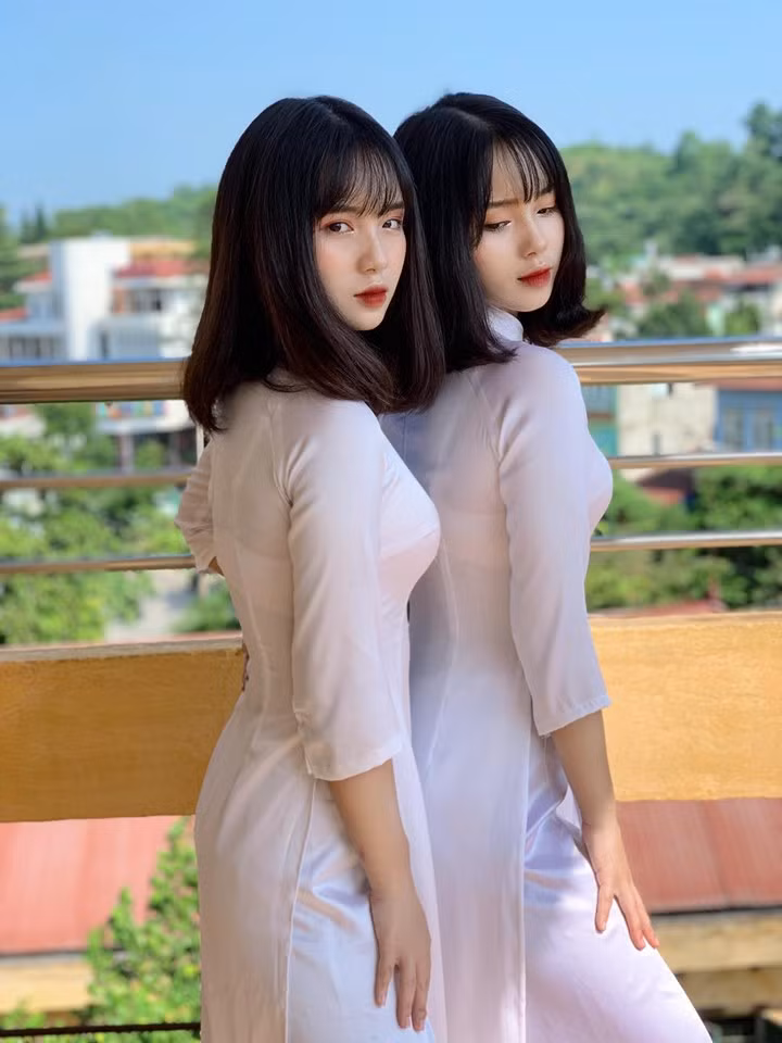 Vốn đã xinh xắn, Thanh Hằng - Thanh Nga khi diện áo dài trắng vào ngày khai trường lại càng duyên dáng, đáng yêu hơn.