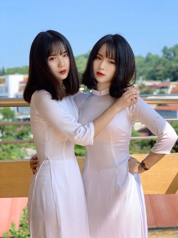 Ngay khi những hình ảnh trong ngày lễ khai giải lan tỏa, cặp chị em 10X khiến ai nấy trầm trồ vì đã sinh đôi còn đẹp luôn cả cặp. Hiện tại, những khoảnh khắc xinh xắn của Thanh Hằng - Thanh Nga vẫn nhận được sự quan tâm đông đảo của cư dân mạng.