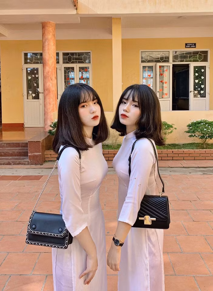 Trong không khí tưng bừng của ngày lễ khai giảng trên cả nước, hình ảnh của cặp chị em song sinh tại Yên Bái bất ngờ gây sốt trong cộng đồng mạng.