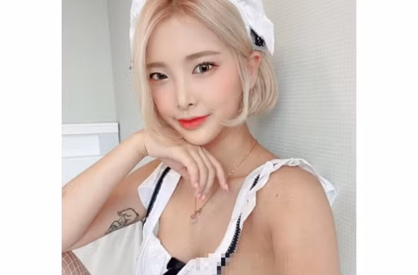 Nắm được lợi thế vòng ngực nở nang, mỹ nhân xứ Hàn rất ưu ái váy áo có phần cổ cắt khoét, khoe trọn “núi đồi” căng mẩy.
