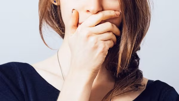 Nhiễm vi khuẩn HP, nhiều người còn có dấu hiệu hôi miệng. Tùy vào mức độ nặng nhẹ, mùi hôi có thể không ảnh hưởng đến sinh hoạt hoặc gây bất tiện trong giao tiếp. Vì vậy, nếu tình trạng hôi miệng kéo dài, vệ sinh cẩn thận song không cải thiện thì bạn nên đi khám càng sớm càng tốt. (Ảnh minh họa)