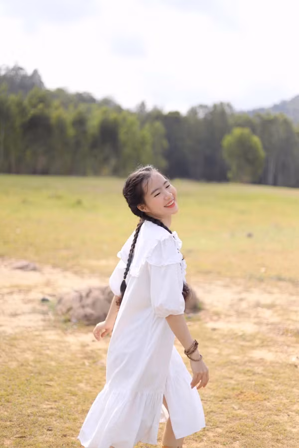 Quả thực với thời trang hàng ngày, cô giáo Bình Dương có sự lựa chọn đa dạng hơn. Minh Hương chia sẻ nhiều khoảnh khắc đẹp mê hồn với trang phục trẻ trung, năng động.