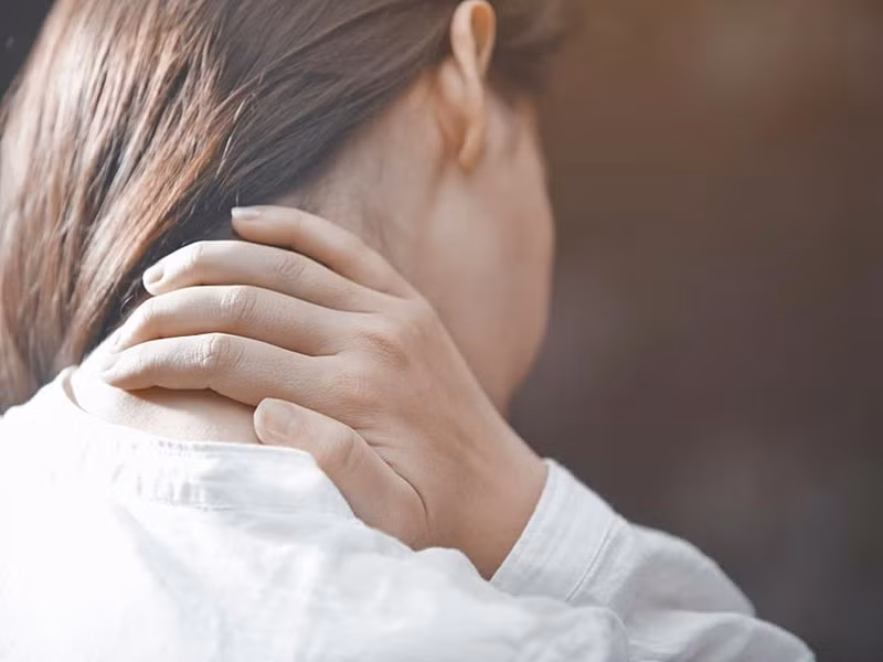Bắt đầu xoa bóp bằng cách vuốt nhẹ nhàng từ trên xuống cổ, lặp lại như vậy 10 lần. Tiếp đó, đưa tay xuống giữa cổ thực hiện động tác massage liên tục 10 lần. Cuối cùng, đưa 2 ngón tay lên giữa ngực, vuốt ngón tay ngang trước ngực. Kiên trì thực hiện như vậy 10 nhịp.