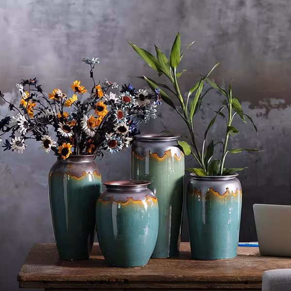 Chậu tráng men: Chậu tráng men thường có hoa văn rất đẹp, bày bán phổ biến song lại là loại chậu không nên mua. Những chiếc chậu này đa dạng về kiểu dáng, phù hợp để chưng ở sảnh, trong phòng khách nên nhiều người chọn mua. Ảnh: Sohu