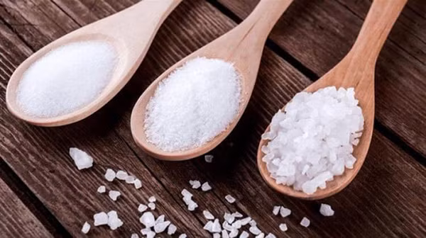 Tuy nhiên, tiêu thụ nhiều lượng lớn nitrit có thể gây hại. Chuyên gia cảnh báo, việc dùng liều lượng lớn 1 lần (0,3- 0,5g) có thể gây ngộ độc. Chính vì vậy, nhiều nơi trên thế giới đề ra giới hạn lượng nitrit dùng trong thực phẩm chế biến sẵn, tránh biến chúng thành thực phẩm độc hại.