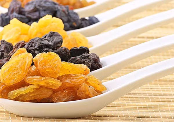 Hơn nữa, nho khô chứa nhiều chất có tác dụng ngăn chặn hiệu quả sự phân chia của các tế bào ung thư máu, đồng thời bổ sung một số chất dinh dưỡng cho cơ thể con người.