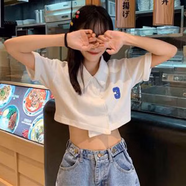 Mặc đồ hở eo cũng không được khuyến khích bởi nó không giúp che chắn vùng eo, khiến bộ phận này dễ bị nhiễm lạnh. Từ đó, độ lạnh trong tử cung cũng tăng lên, không hề có lợi.