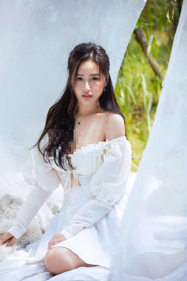 Thay vì mặc sơ mi theo cách “phổ thông”, Hoa hậu Việt Nam 2006 mạnh dạn biến tấu item thành phong cách sexy, quyến rũ bằng cách kéo lệch vai áo.