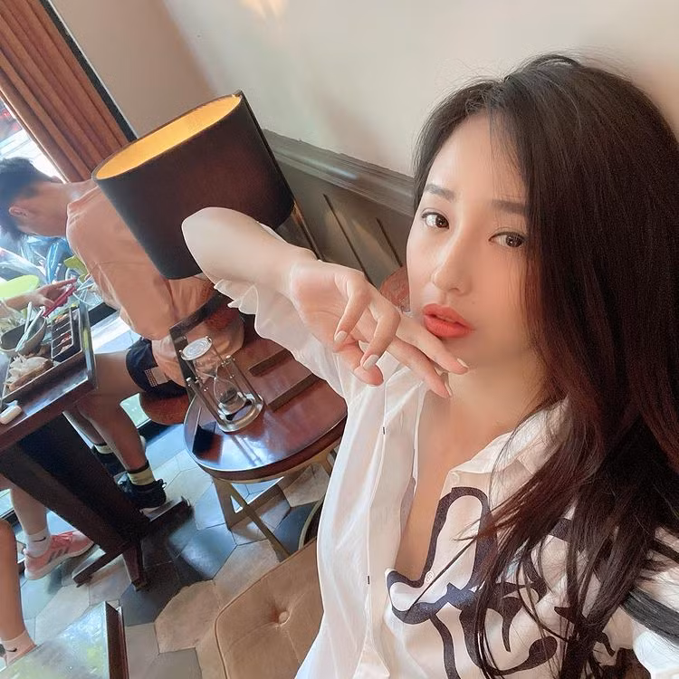 Tùy vào hoàn cảnh xuất hiện, Mai Phương Thúy sẽ cân nhắc độ hở phù hợp. Nếu lộ diện trước đám đông, mỹ nhân sinh năm 1988 chỉ để buông một vài hàng cúc đầu. Cách làm này vừa khoe được đường cong cơ thể mà không lo hớ.