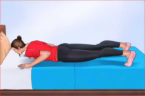 Rắn hổ mang: Để thực hiện tư thế rắn hổ mang, bạn nằm sấp trên thảm, 2 chân đưa ra sau sao cho mũi bàn chân chạm sàn, khuỷu tay sát cơ thể. 2 tay đặt ngay dưới ngực, chống 2 tay lên thảm. Dùng lực ấn đùi và hông sát sàn. Sau đó, sử dụng lực từ bàn tay từ từ nâng phần thân trên lên.