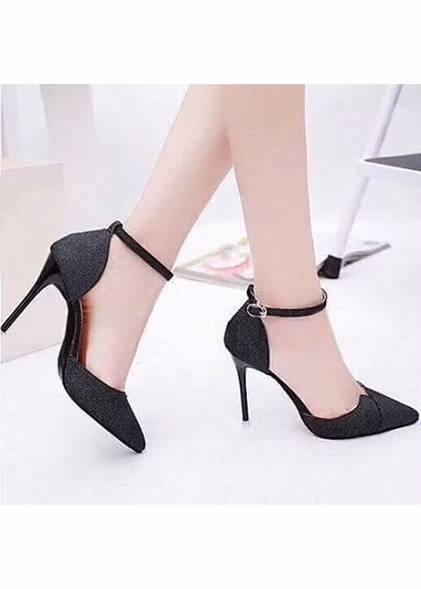 Giày cao gót: Đôi giày cao gót đầu tiên bắt nguồn từ thế kỷ 15, tại Ba Tư. Những kỵ binh dùng chúng để cố định chân với bàn đạp ở yên ngựa. Sau đó, những người di cư Ba Tư mang giày cao gót đến châu Âu, được các quý ông ưa thích bởi vẻ ngoài thời thượng, “ăn gian” chiều cao đáng kể.