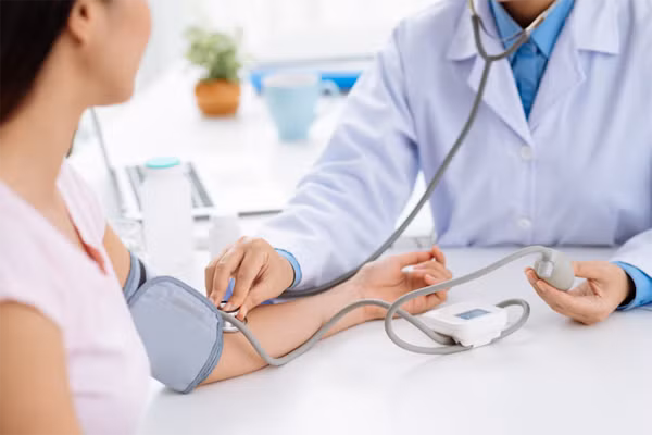 Sau kì nghỉ, anh Trương nhận thấy sức khỏe không cải thiện mà còn nghiêm trọng hơn, thường xuyên bị đau bụng. Nhìn thấy vợ cũng có biểu hiện tương tự, mặt mũi phờ phạc, cơ thể gầy yếu nên cả hai quyết định đi khám.