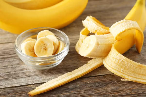 Lượng calo, protein, chất béo trong chuối rất thấp, chủ yếu gồm nước và carbohydrate nên rất thân thiện với người duy trì chế độ ăn kiêng. Chuối là thực phẩm “đại bổ” song bạn không nên ăn nhiều.