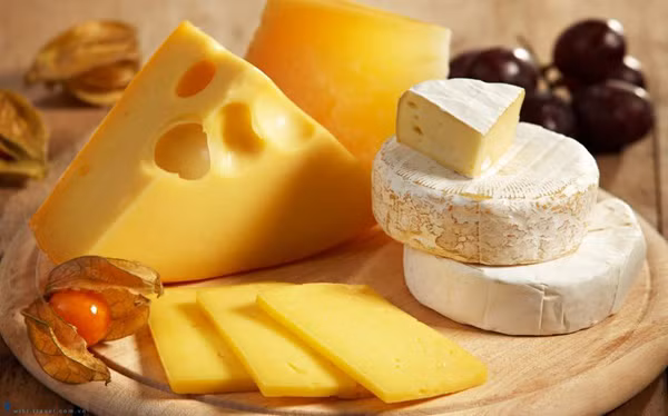 3. Phô mai: Phô mai là nguồn cung cấp canxi, chất béo và protein tuyệt vời. Nó cũng chứa một lượng lớn vitamin A, vitamin B12, kẽm, phốt pho và riboflavin. Tuy nhiên, ăn nhiều phô mai có thể khiến bạn đối diện nguy cơ mắc bệnh tim mạch cao hơn.