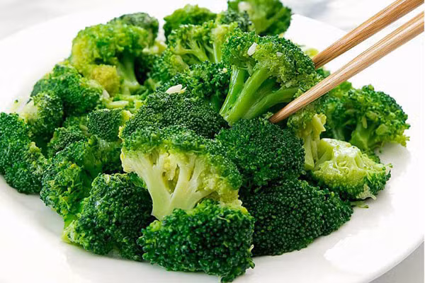 5. Bông cải xanh: Bông cải xanh là một loại rau rất giàu dinh dưỡng có đầy đủ vitamin, khoáng chất, chất xơ và chất chống oxy hóa. Ăn loại rau này, bạn nhận được những lợi ích sức khỏe như kiểm soát lượng đường trong máu, hỗ trợ sức khỏe tim mạch, bảo vệ chống lại một số loại ung thư, góp phần giảm viêm, thúc đẩy tiêu hóa lành mạnh, giảm táo bón...