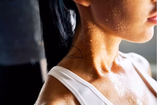 Đổ mồ hôi là một phản ứng sinh lý bình thường của cơ thể con người để bài tiết và duy trì thân nhiệt ổn định. Nhiệt độ bên ngoài, tinh thần căng thẳng, kích động, ăn đồ cay, nóng đều có thể khiến cơ thể đổ mồ hôi. (Ảnh minh họa)