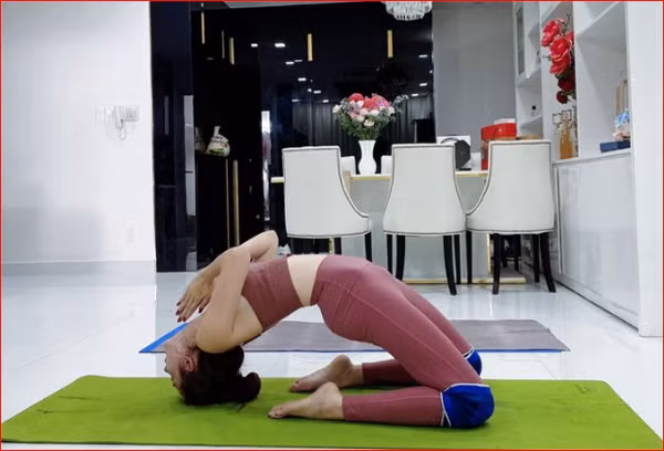 Cố gắng tránh mang giày, tất, quần bó không đàn hồi, đồ cũ, đồ lót chất liệu cotton, áo sơ mi... bởi chúng không có độ đàn hồi cao, kiểu dáng cứng không phù hợp với những động tác yoga.