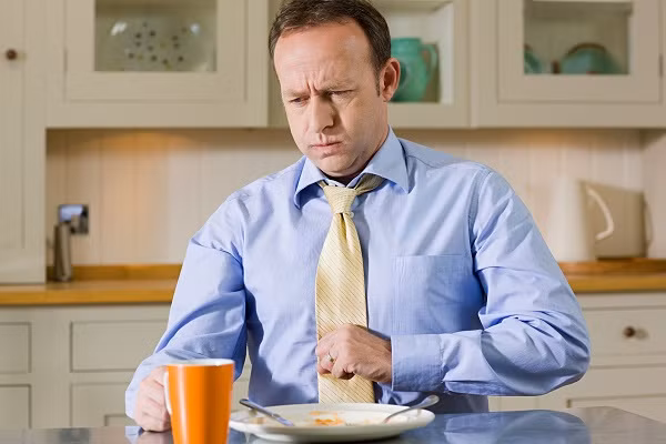 Khó tiêu: Nhiều người nhầm tưởng khó tiêu là dấu hiệu của bệnh đường tiêu hóa. Thực chất, trước khi bệnh tim khởi phát, cơ thể cũng có triệu chứng khó tiêu. (Ảnh minh họa)