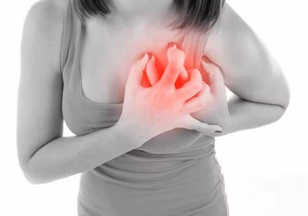Đau ở ngực và lưng: Chuyên gia sức khỏe cho biết, dù cơn đau ở ngực, lưng ngắn hay dai dẳng đều có thể là tín hiệu bất thường vùng tim mạch. Đừng vì chủ quan mà không đi khám, bạn có thể hối hận về quyết định của mình.