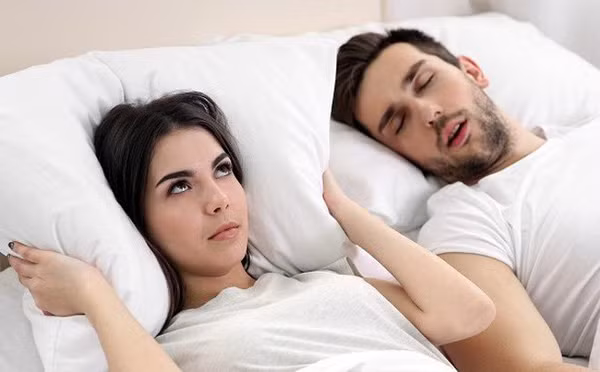 Ngáy: Ngủ ngáy là hiện tượng phổ biến. Vậy nhưng nếu tình trạng ngủ ngáy xảy ra thường xuyên thì có thể là dấu hiệu sớm của bệnh tim. Kết quả nghiên cứu chỉ ra rằng, bệnh nhân tim ngủ ngáy còn kèm tình trạng ngưng thở khi ngủ.