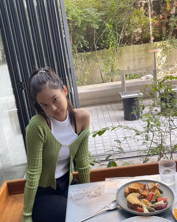 Để khoe body nuột mà không lo bị gán mác “gái hư”, chị em có thể học Jennie. Thay vì “thả rông” như những mỹ nhân khác, idol xứ Hàn kết hợp với tanktop phía trong, tránh lộ da thịt quá nhiều. Ảnh: Getty