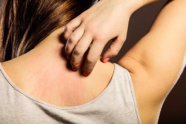 Giáo sư khẳng định nguy cơ viêm nhiễm, mắc bệnh từ việc không giặt mà mặc luôn đồ mới mua là khá thấp nhưng vẫn có thể xảy ra. Đặc biệt, khi bạn dùng tay chạm vào quần áo rồi đưa lên mắt, mũi, miệng và những vết thương hở.