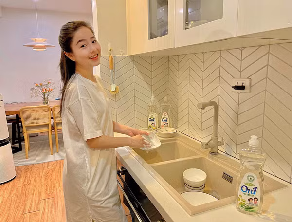 Sở hữu gương mặt bầu bĩnh đáng yêu, Nam Thương thường chọn mặc những set váy tôn lên vẻ nữ tính của cô.