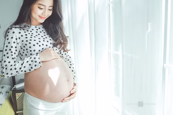 Nhìn ngắm nhan sắc quá đỗi xinh đẹp của Nam Thương, nhiều người không khỏi xuýt xoa. Thậm chí, những bức ảnh bầu của Nam Thương còn được chia sẻ trên các trang báo mạng điện tử Trung Quốc với tiêu đề “mẹ bầu đẹp nhất”.