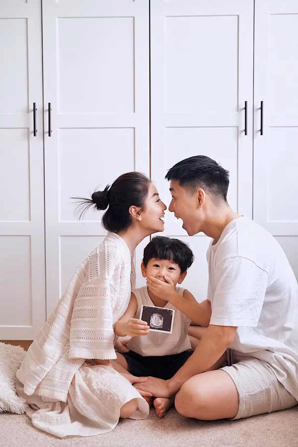 Sau khi sinh Đậu Đậu, hot mom nhanh chóng lấy lại thân hình mảnh mai. Đặc biệt, dịp 1/6 vừa qua, gia đình nhỏ thông báo sắp chào đón thành viên tiếp theo.