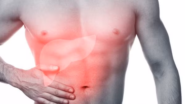 Một trong những dấu hiệu bệnh gan đáng báo động là tình trạng chảy máu nướu khi đánh răng, khô và ngứa mắt, cơ thể và miệng có mùi hôi, nước tiểu nặng mùi, chuyển màu nâu sậm dù bổ sung đủ nước...