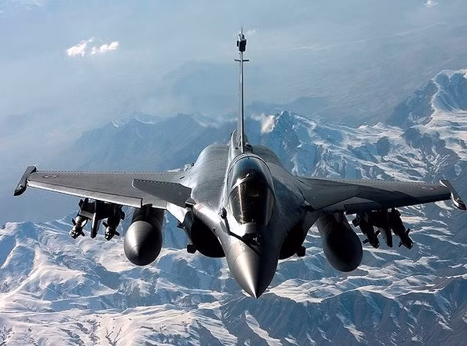 Rafale thường mang theo vũ khí hỗn hợp cả không chiến và tấn công mặt đất trong mỗi nhiệm vụ.
