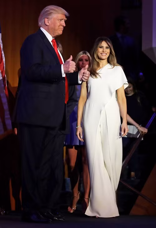 Tốt nghiệp Học viện thiết kế và kiến trúc ở Thủ đô Ljubljana, bà Melania không làm thất vọng người hâm mộ khi luôn xuất hiện với vẻ ngoài đẹp xuất sắc. Trong vòng tranh cử cùng chồng tại khách sạn Hilton ở Midtown Manhattan, bà Melania chọn bộ jumpsuit lịch lãm màu trắng.