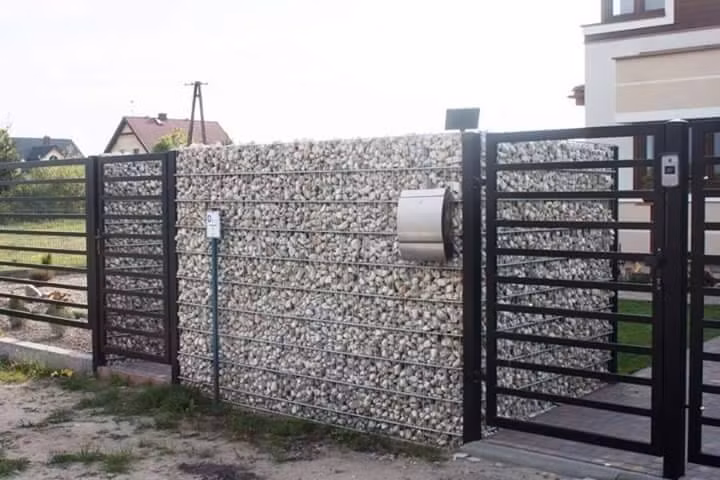  Hàng rào là một yếu tố góp phần làm nên vẻ đẹp của mỗi ngôi nhà. (Ảnh Imgur)