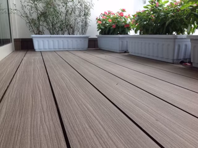 Ván nhựa giả gỗ là vật liệu hiện được sử dụng ngày càng nhiều để lát sân thượng ở Việt Nam bởi tính ưu việt của nó. Ảnh: Sannhuagachnhua.