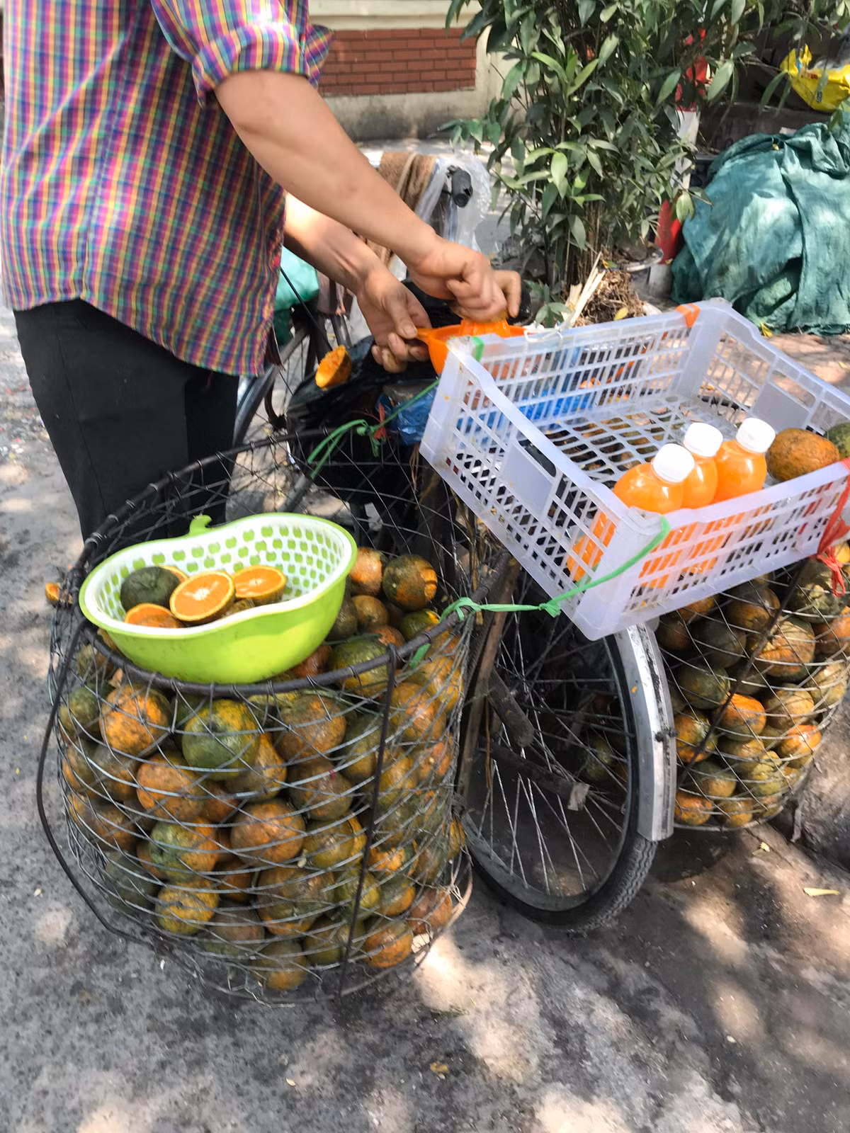 Sự thật giật mình sau chai nước ép 10.000 đồng bán đầy vỉa hè - Hình 4 Su that giat minh sau chai nuoc ep 10.000 dong ban day via he-Hinh-4