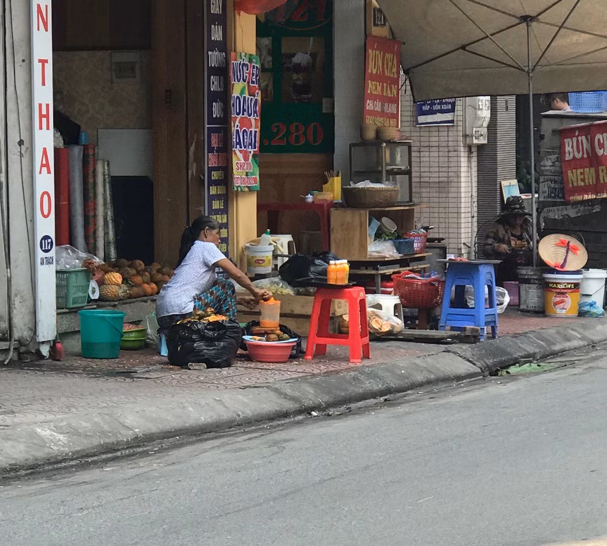 Sự thật giật mình sau chai nước ép 10.000 đồng bán đầy vỉa hè - Hình 3 Su that giat minh sau chai nuoc ep 10.000 dong ban day via he-Hinh-3